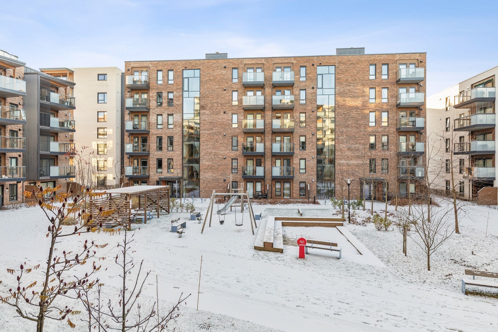 Sameiet har et flott fellesområde med lekeapparater til glede for de minste. Galleribilde