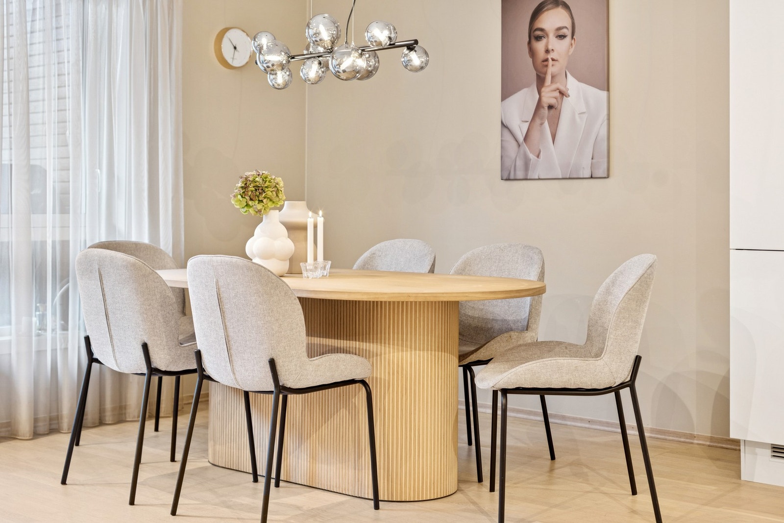 Her kan venner og familie samles for hyggelige måltider rundt spisegruppen. Galleribilde