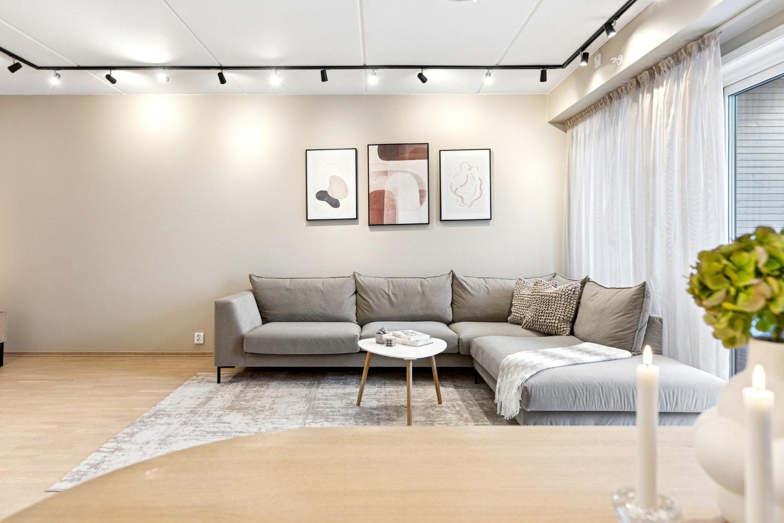 Stuen er naturlig inndelt i ulike soner, og det passer utmerket å innrede med spisebord nærmest kjøkkenet. Galleribilde