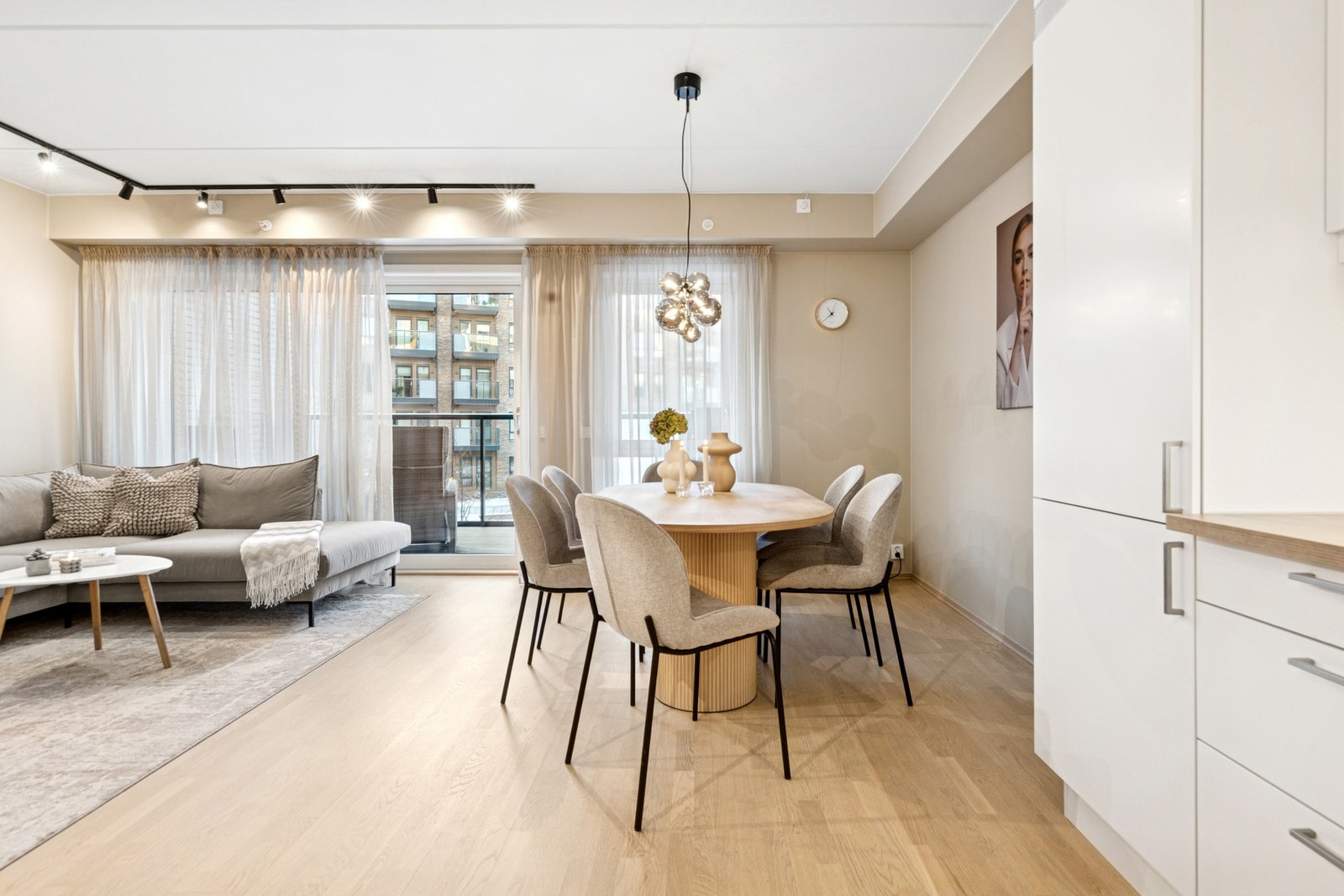 Fra kjøkkenet har du kort vei til valgfri spisegruppe. Galleribilde