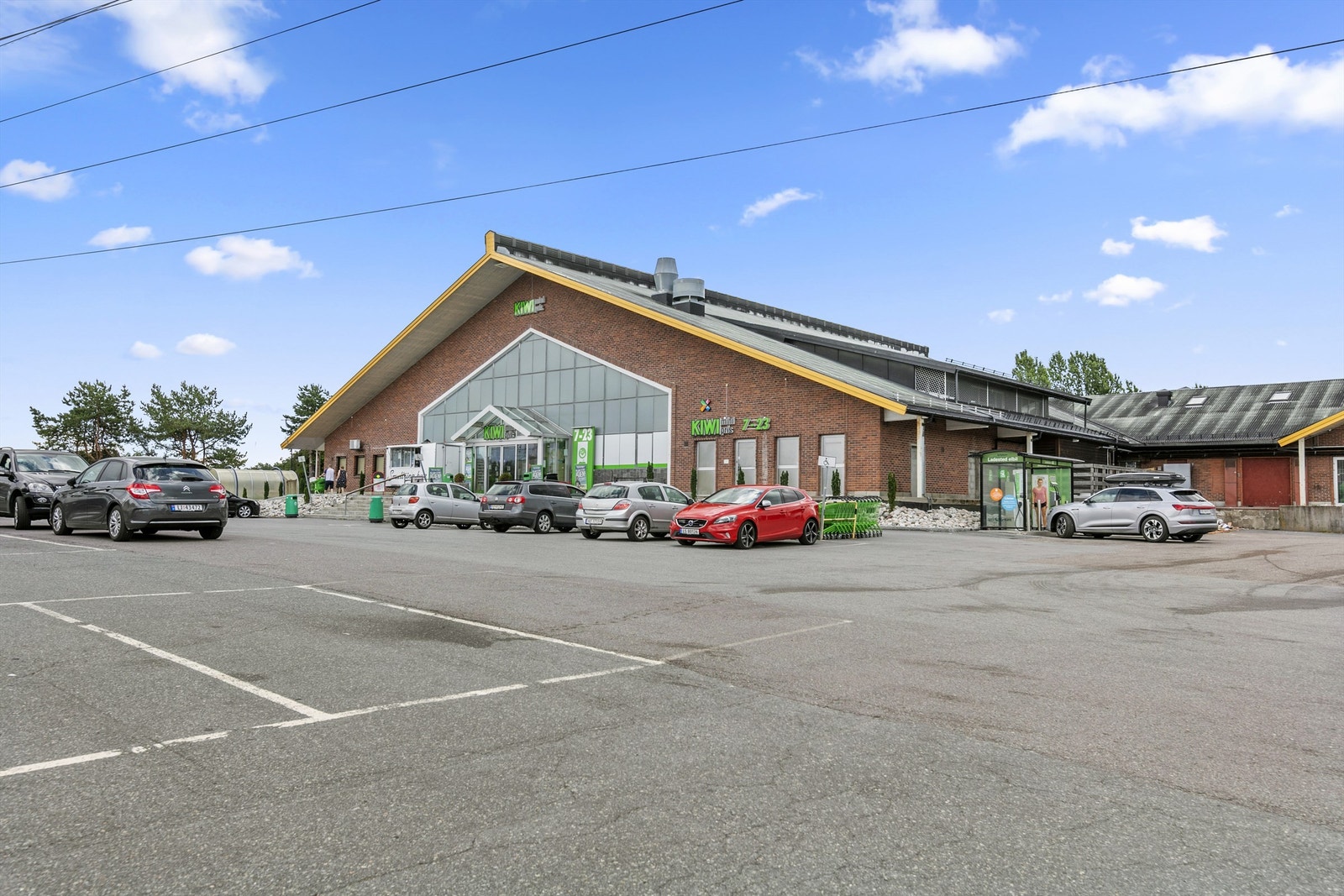 I nærheten av boligen ligger det flere dagligvarebutikker. Blant annet Kiwi i Moveien. Galleribilde