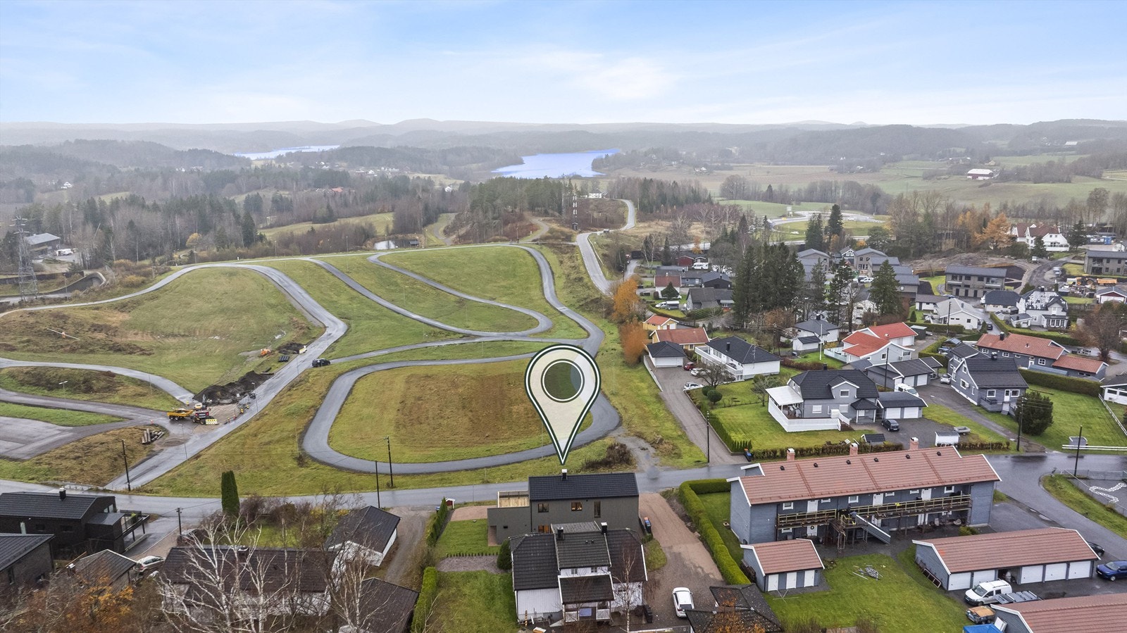 Boligen har en attraktiv og sentral beliggenhet på Haukerød - et av Sandefjords mest populære og familievennlige områder. Galleribilde