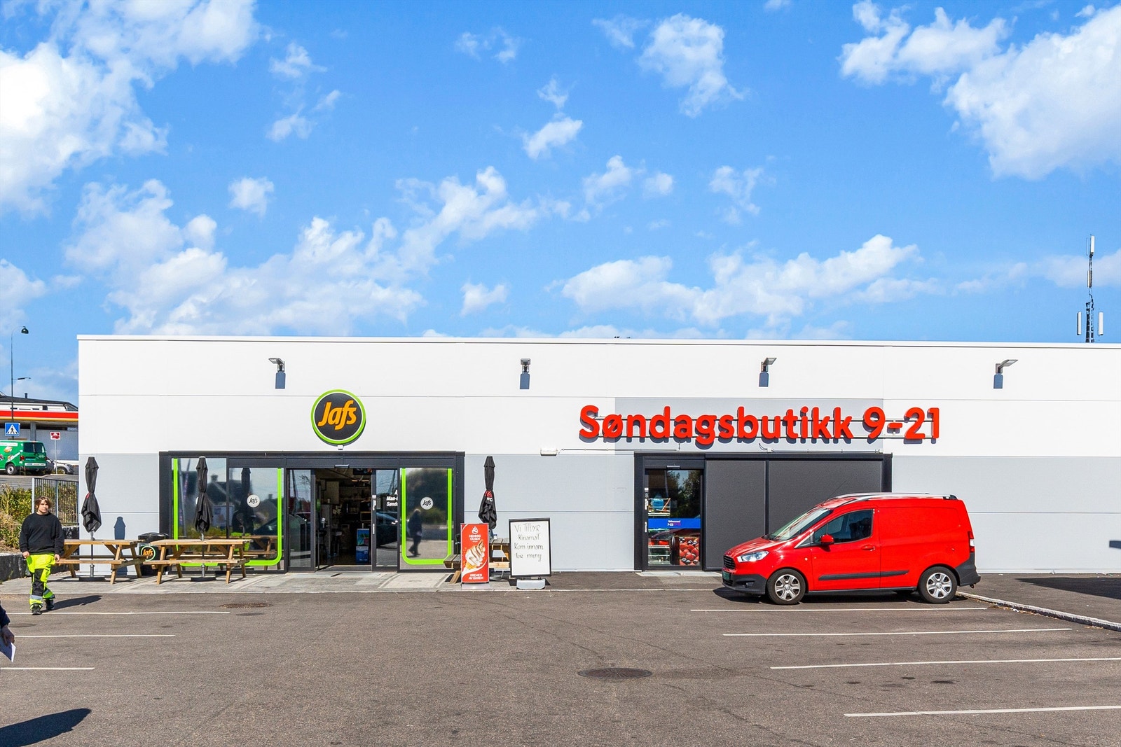 I Moveien har du også take away Jafs og søndagsåpent dagligvarebutikk i Moveien på Haukerød. Galleribilde