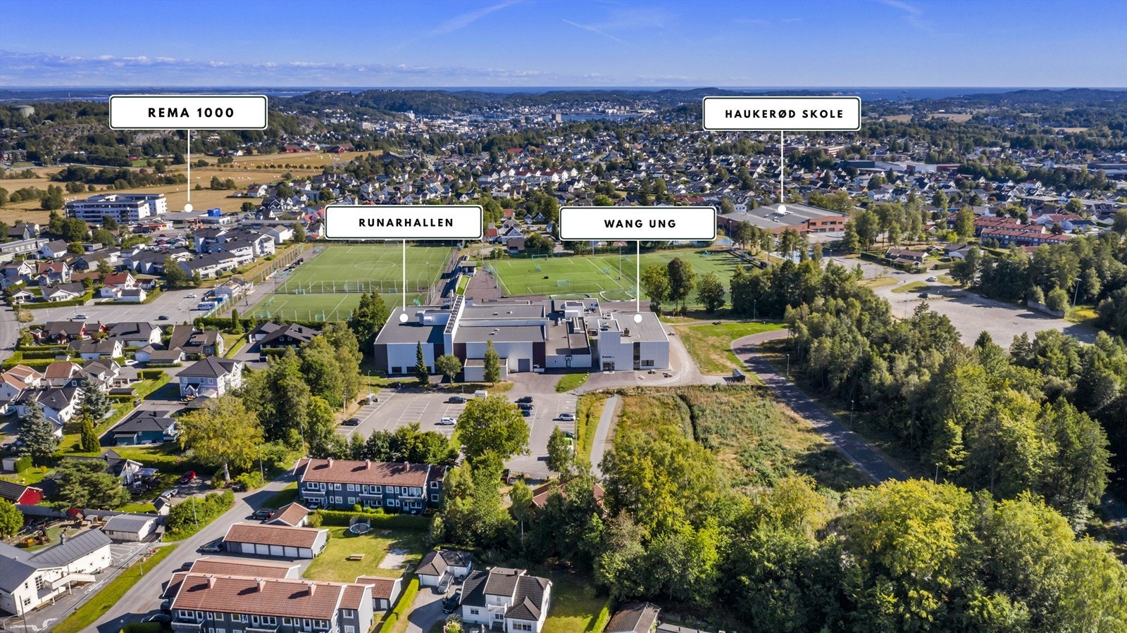 Familievennlig område rundt boligen - med barneskole, Wang ung og idrettsanlegg. Galleribilde