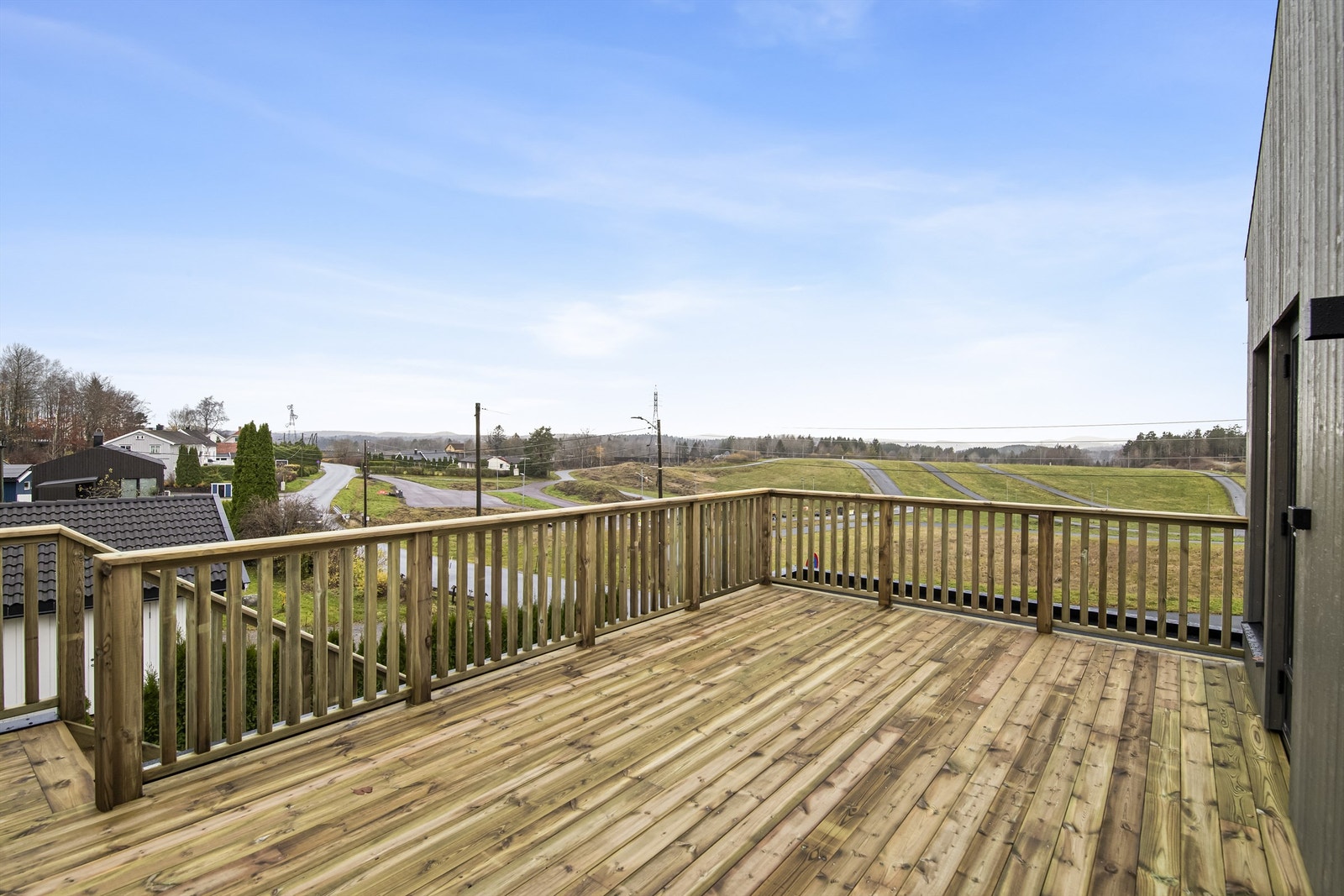 Flott utsyn over Runar sitt anlegg. Galleribilde