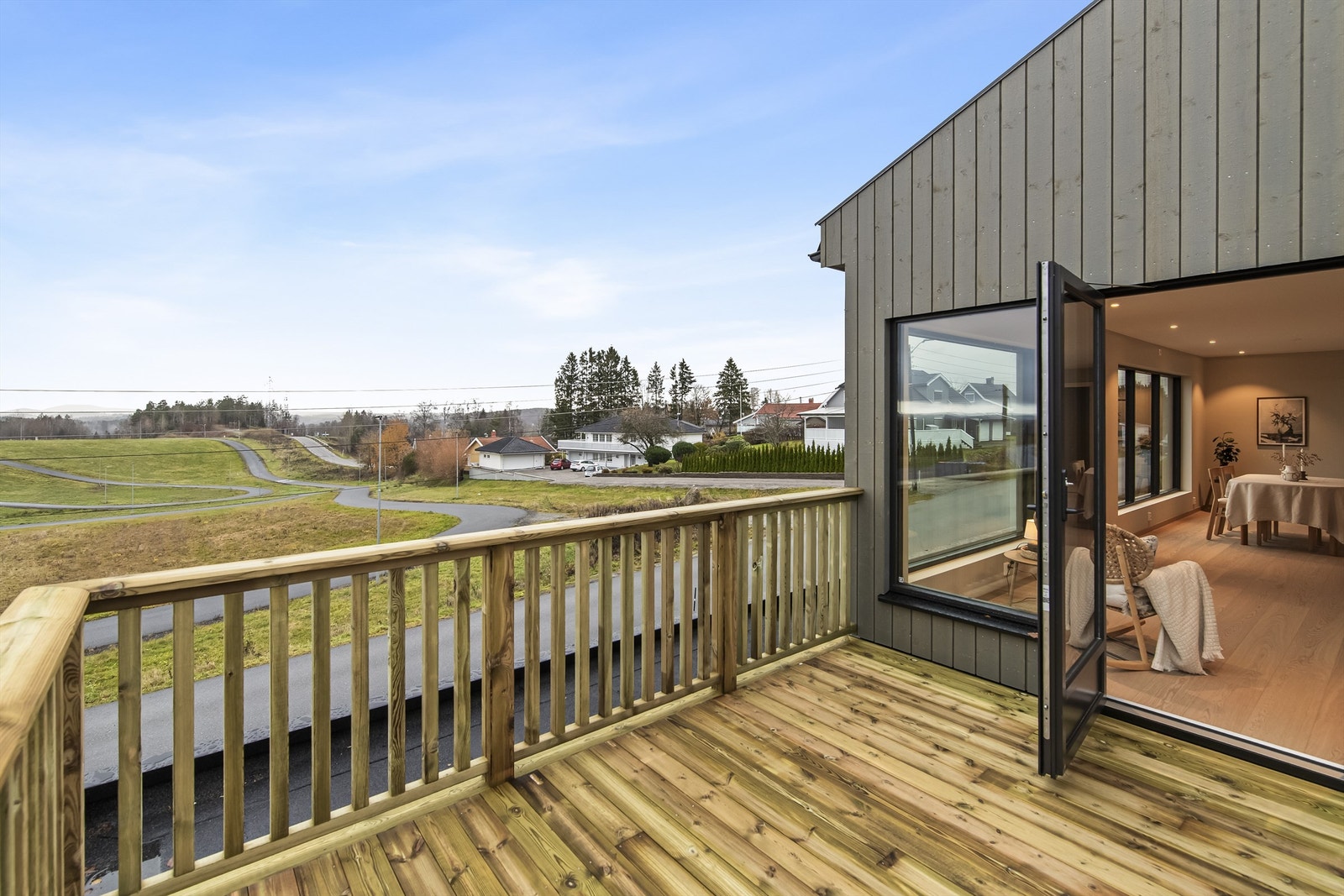 Eneboligen ligger fantastisk til med utsikt og mye sol og fantastiske solnedganger. Galleribilde