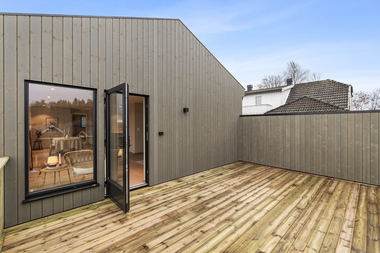 Fra stuen har du utgang til en stor og flott terrasse - hvor du har masse sol, og kan nyte sene sommerkvelder. Skjermet og fin. Galleribilde