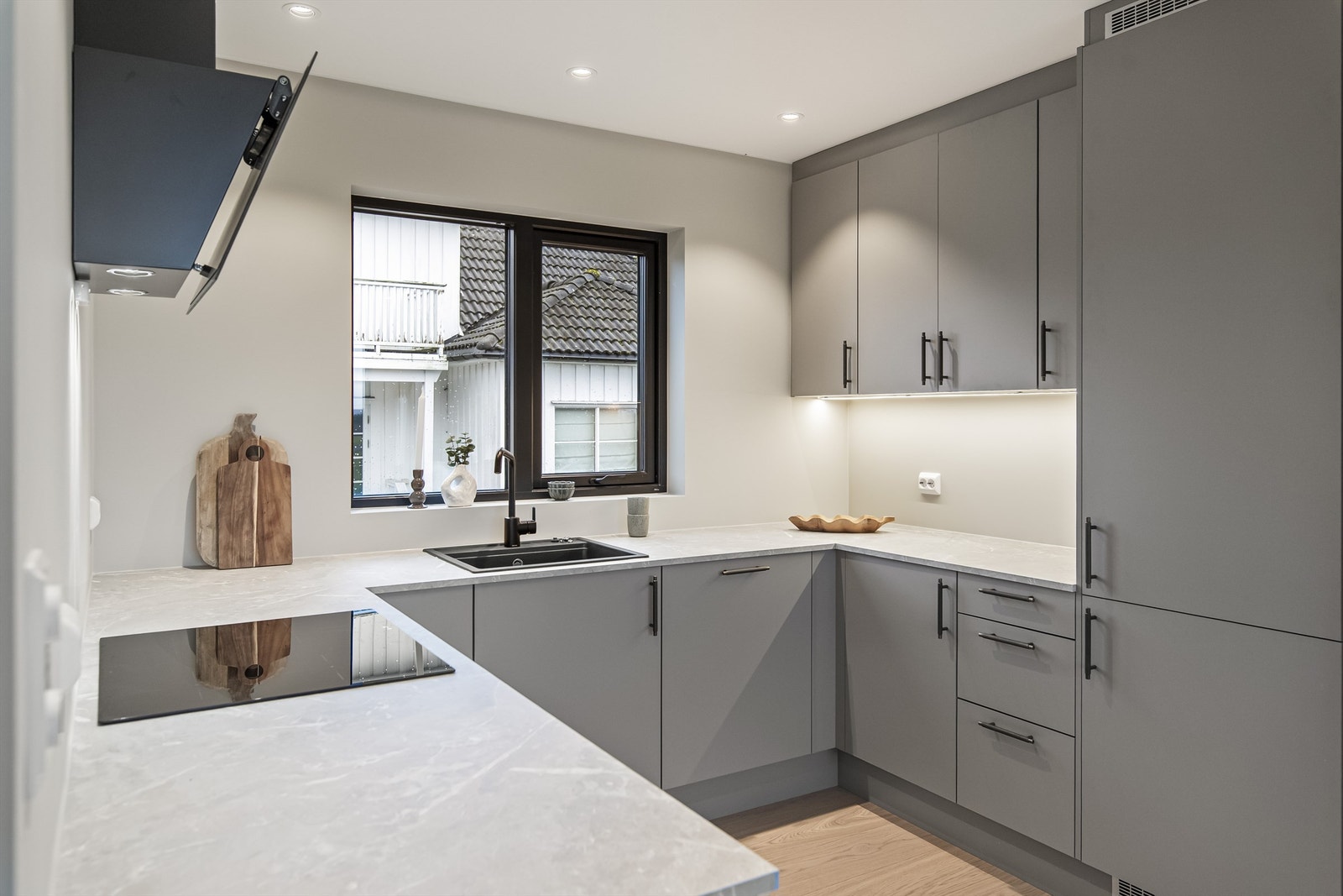 Lekkert Designa-kjøkken med integrerte hvitevarer Galleribilde