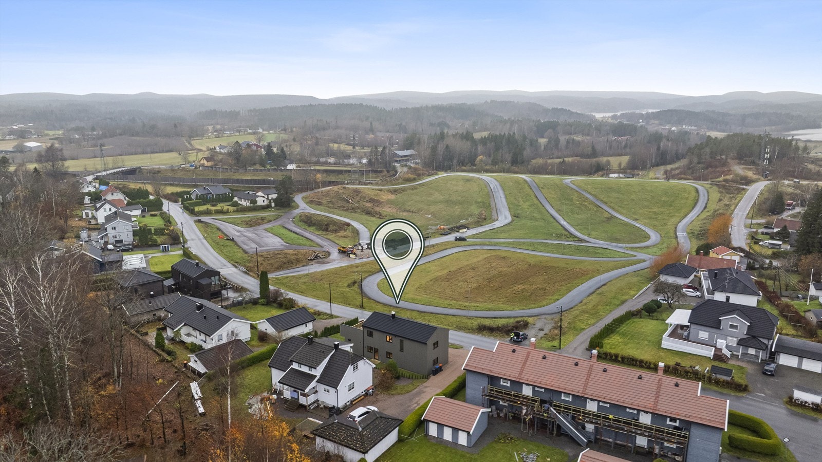 Runar sitt idrettsanlegg ligger ved eiendommen, og i midten av bildet skimter du Runar sitt nye klubbhus. Galleribilde