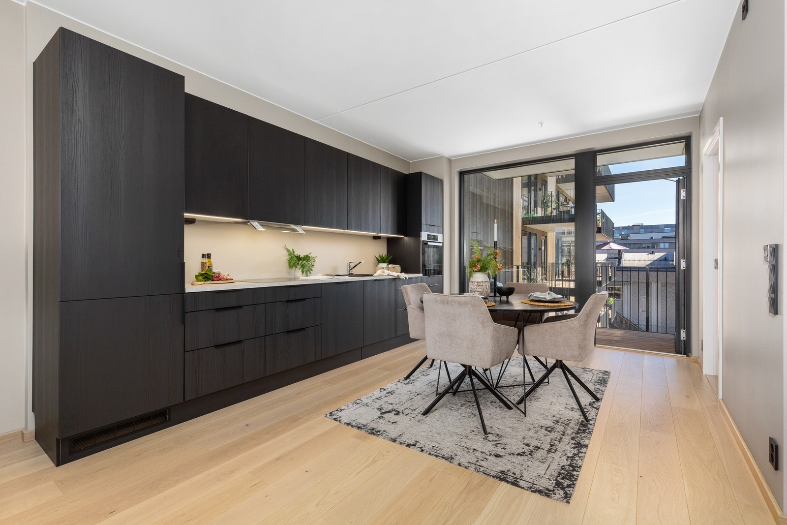 I stuen er det god plass til sofamøbler, og spisebordet finner sin naturlige plass på kjøkkensiden. Galleribilde