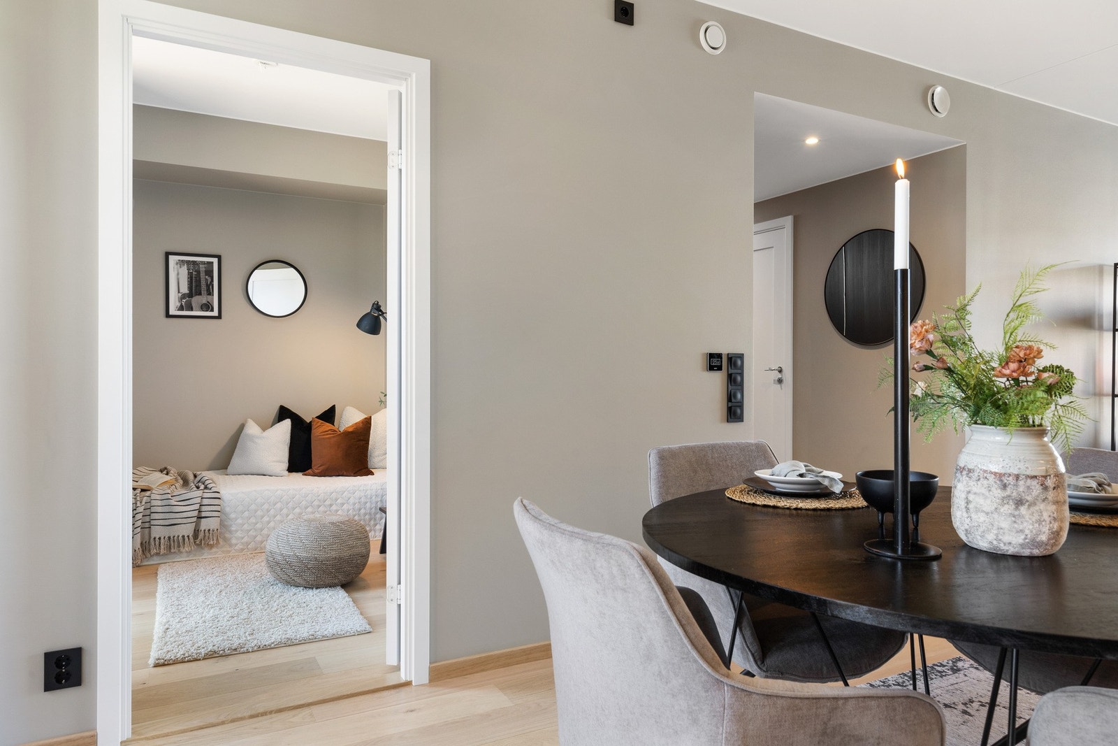 Videre er det et soverom fra kjøkkensiden. Galleribilde