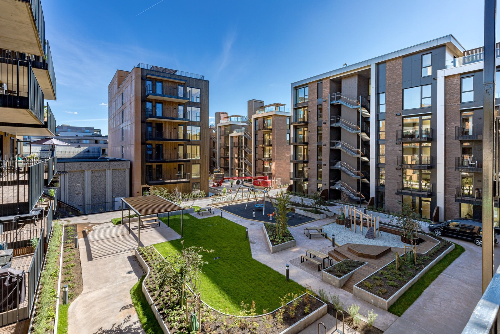 Fellestomten er parkmessig opparbeidet med plen, store plantekasser, prydtrær, plattinger og brede gangarealer. Galleribilde