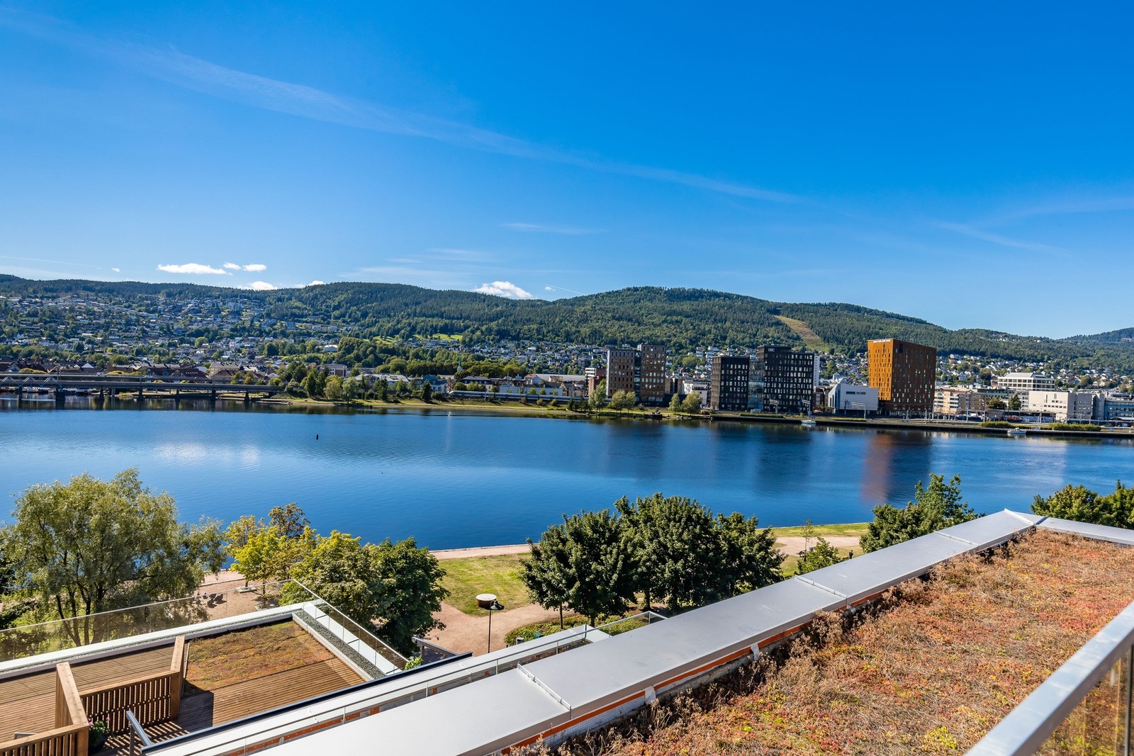 Fin utsikt utover Drammenselva. Galleribilde