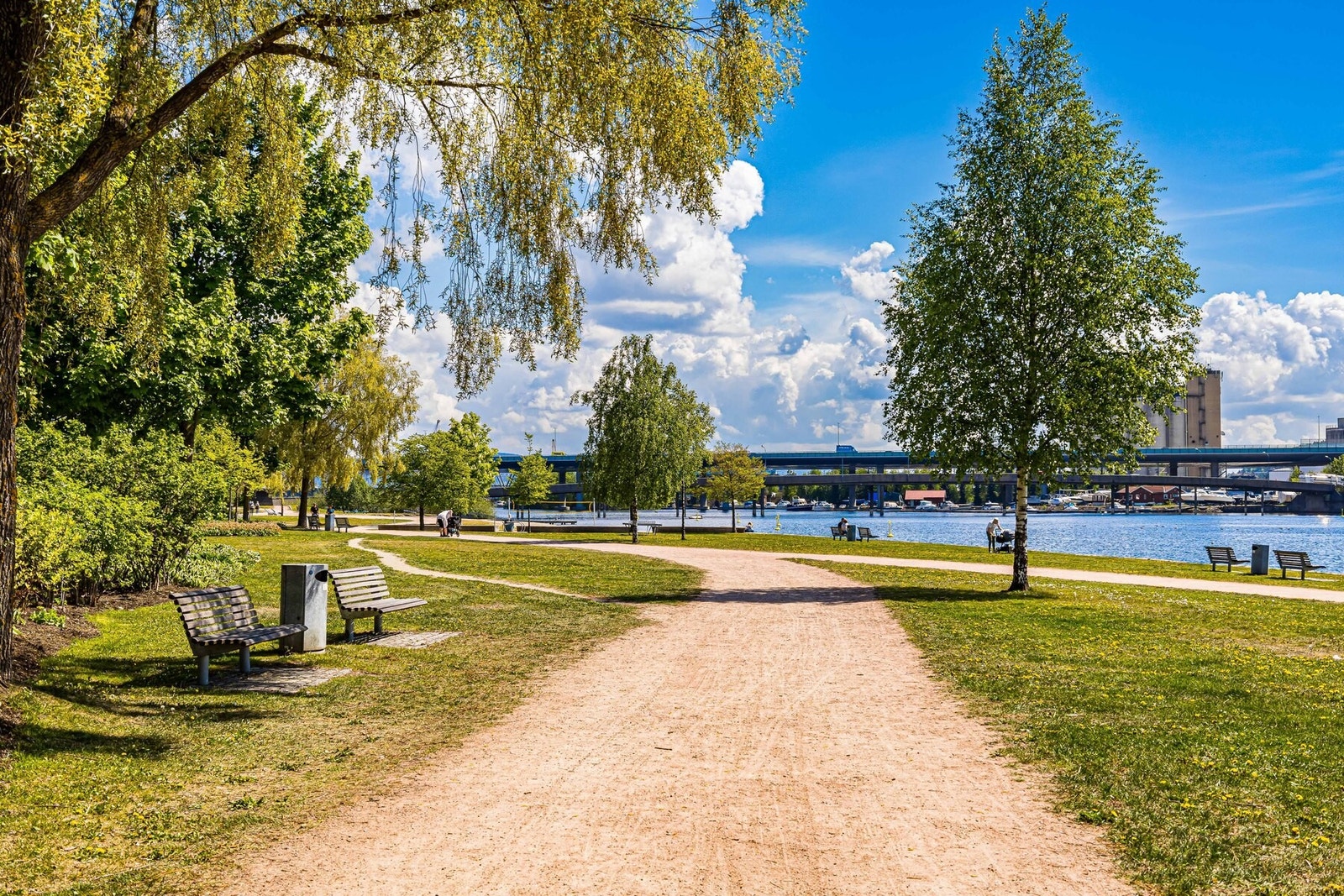 Langs elva er det fin gangvei. Galleribilde