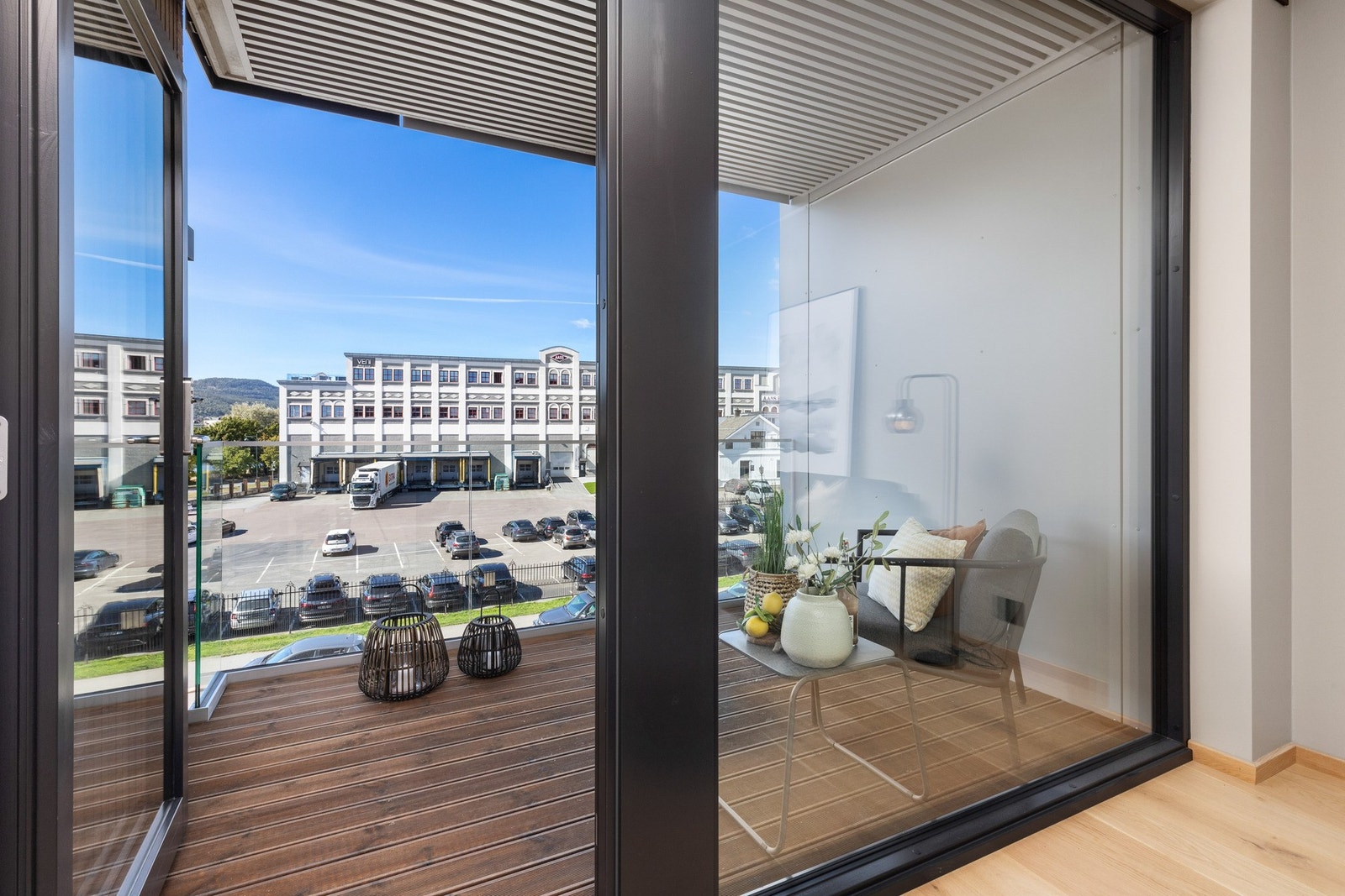 Leiligheten har en fin balkong på to sider, hvor man enkelt kan flytte seg etter solen, og det er fantastiske solforhold. Galleribilde