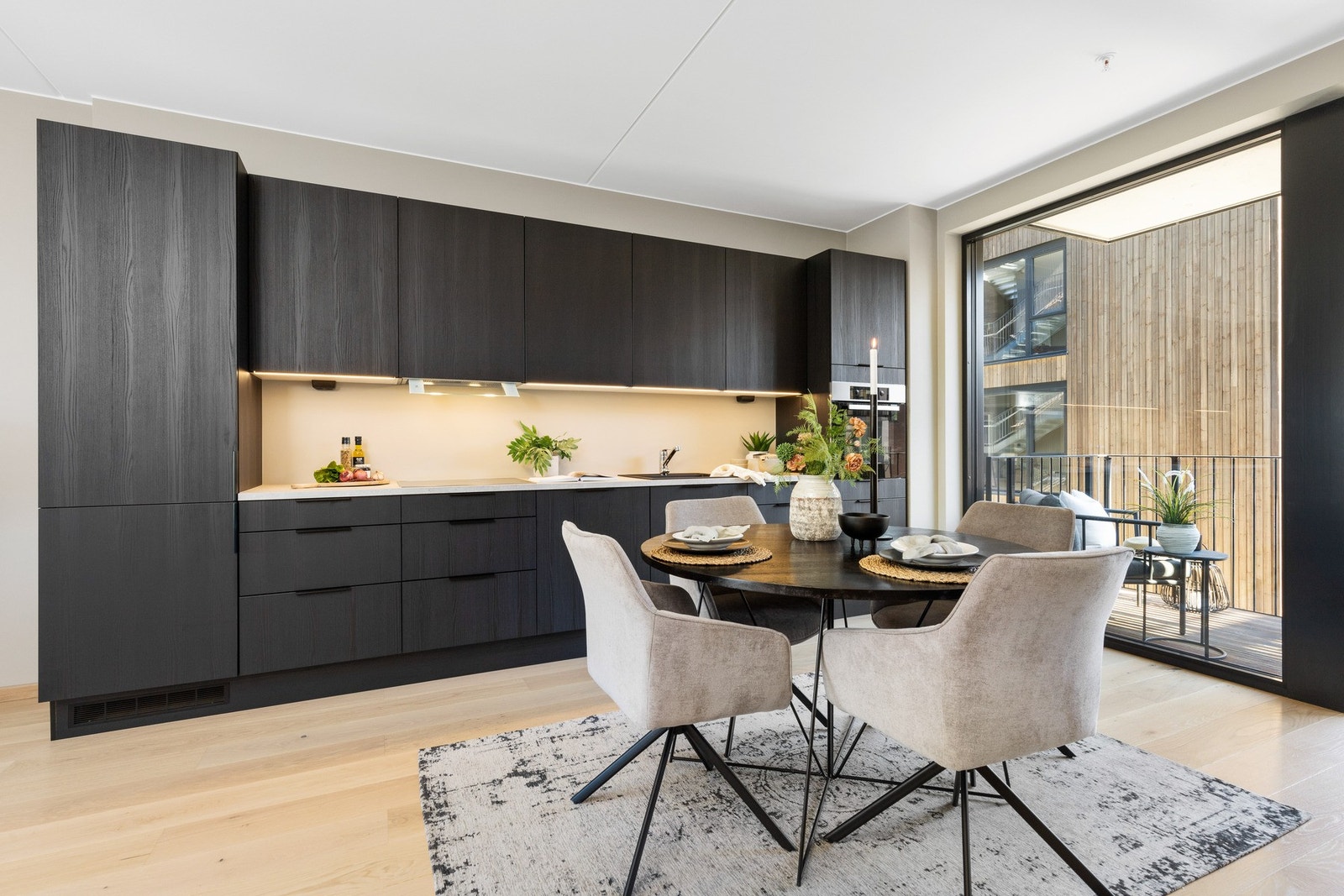 Kjøkkeninnredningen er fra HTH og har et stilsikkert utseende som passer godt til leiligheten. Galleribilde