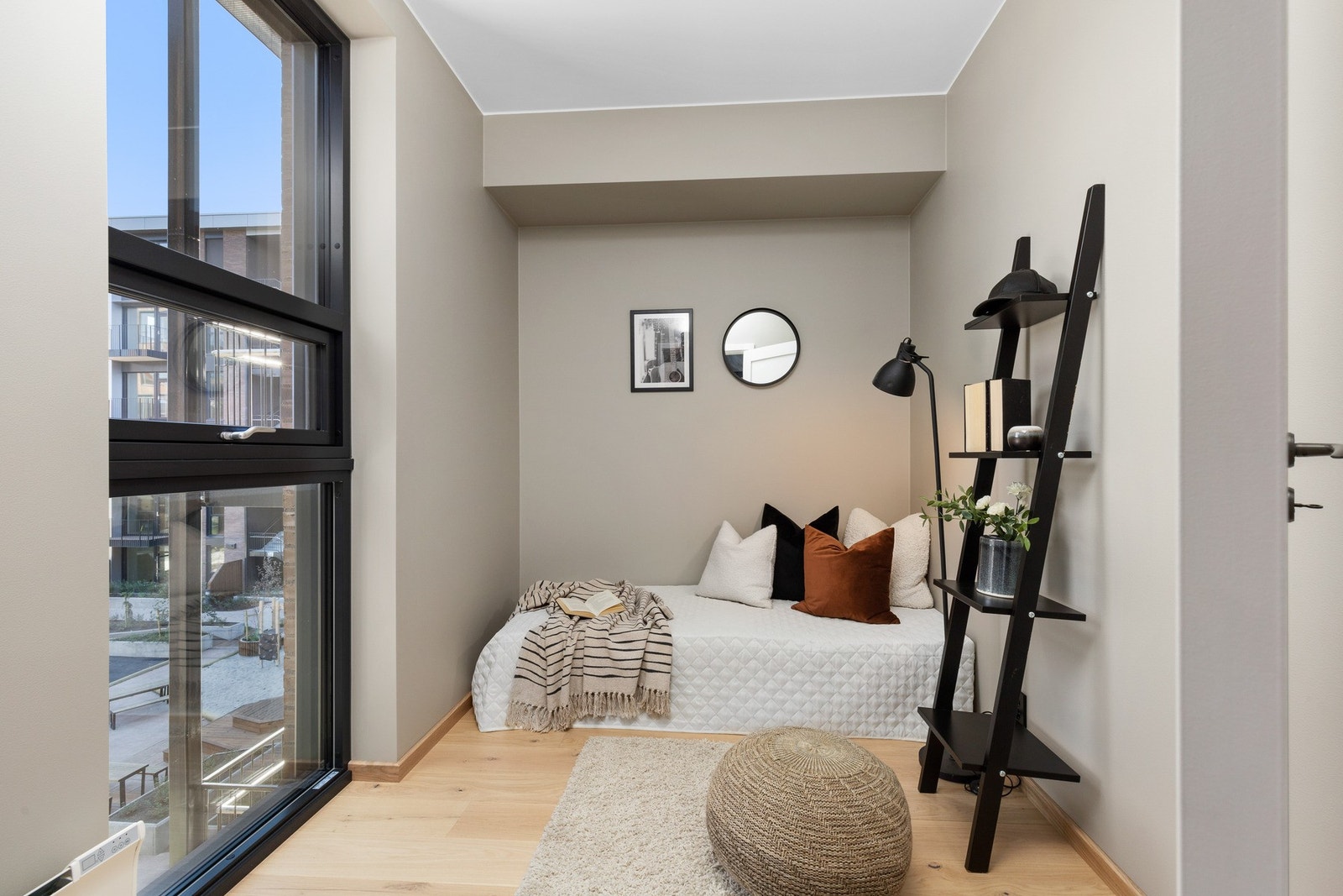 Det andre soverommet har vinduer til gulvet som vender inn mot de flotte fellesarealene. Galleribilde