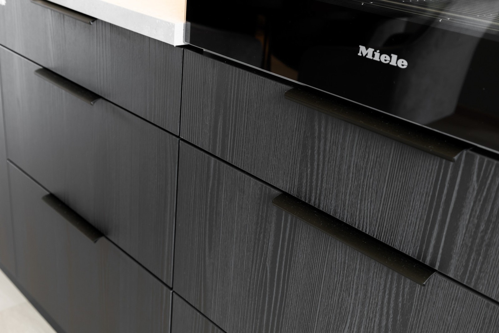 Innredningen er plassert mot den ene veggen, med god lagringsplass i benk- og overskap. Galleribilde