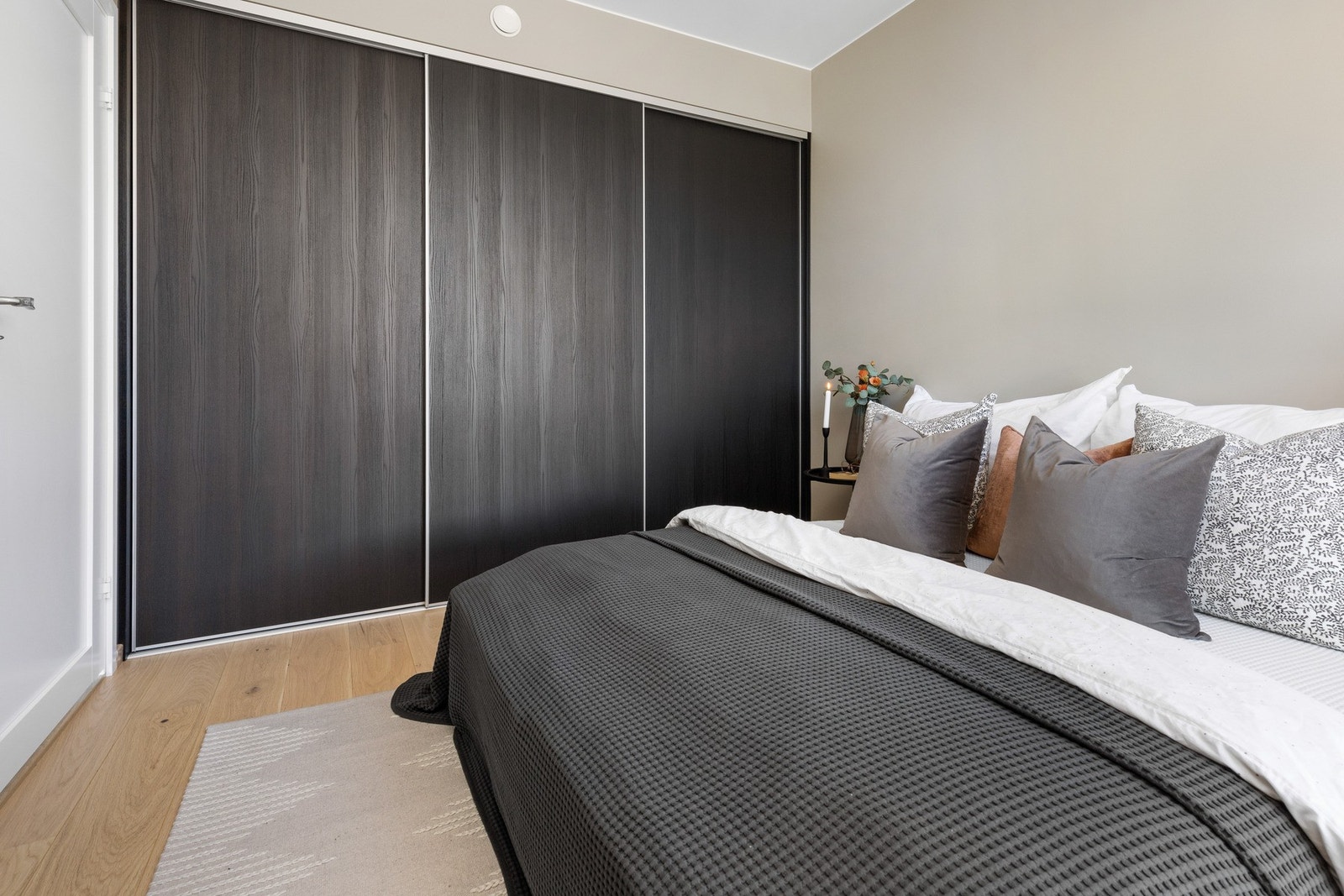 Leiligheten har to gode soverom, hvor ett har inngang fra kjøkkensiden og ett har adkomst fra stuen. Galleribilde