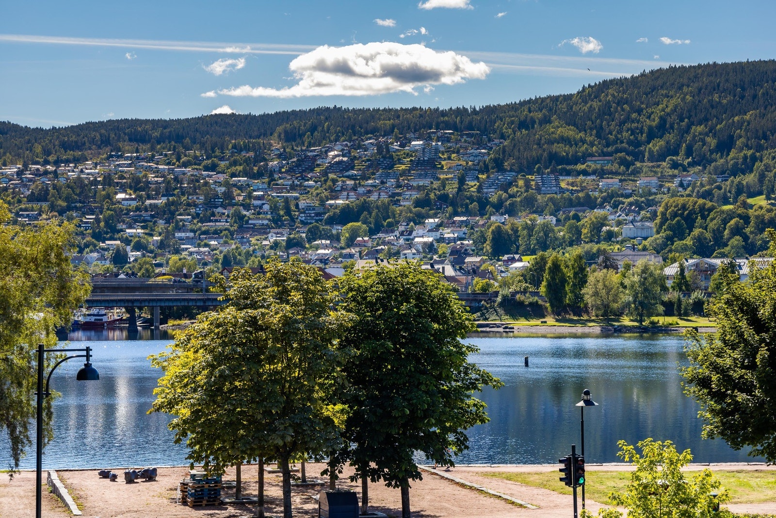 Herlig utsikt utover fjorden fra takterrassen. Galleribilde