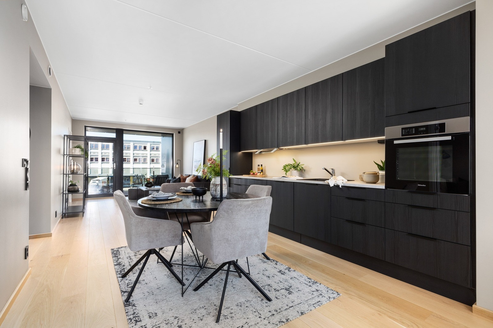 I hver ende er det vindusflater til gulvet med sort omramming og utgang til balkong. Galleribilde