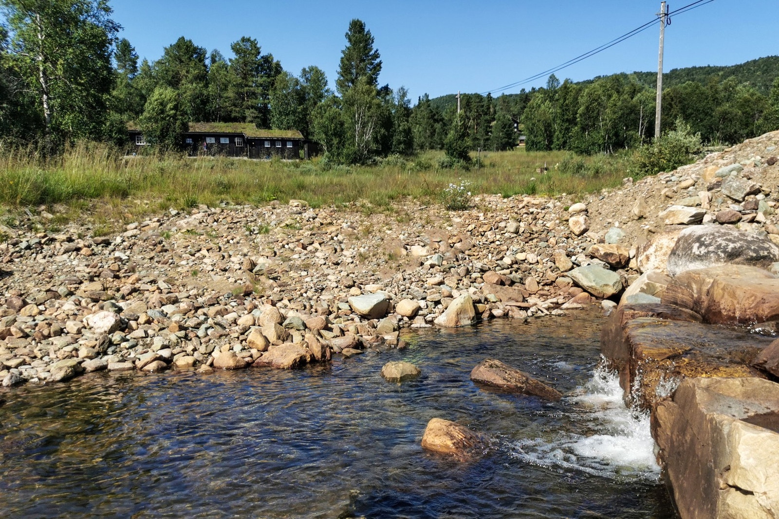Rett nedenfor hytta er det en liten kulp i elven hvor det er fint å bade, samt fiske ørret Galleribilde