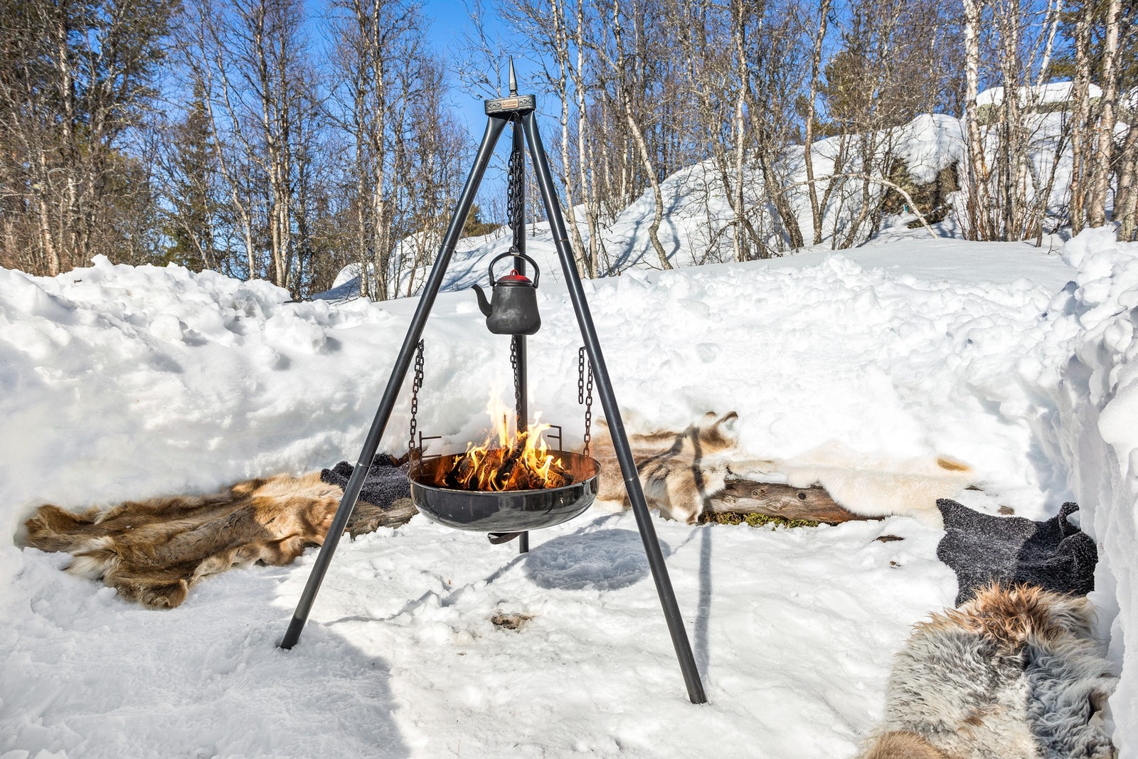 Nyt solveggen og uteområdet fra morgen til kveld. Herfra har man utsikt over nydelig, urørt høyfjellsterreng samtidig som at man har alle fasiliteter i nærheten Galleribilde