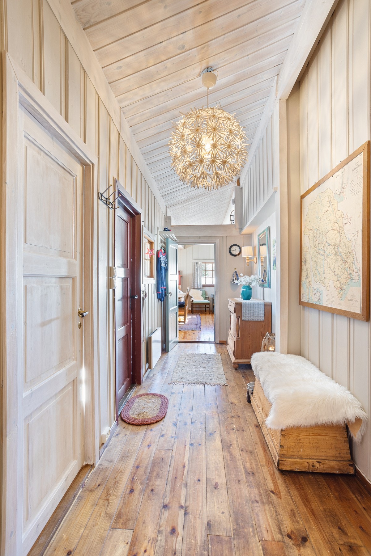 Hytta har i tillegg innvendig- og utvendig bod. Vann/avløpsrør ligger rett på utsiden av bod, ved ønske om et bad til Galleribilde