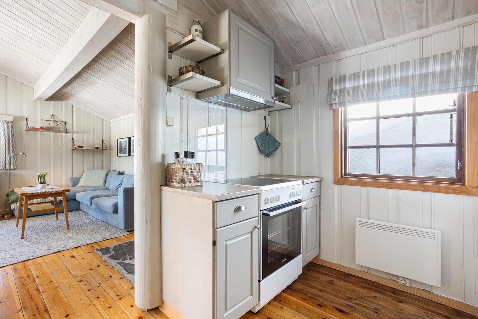 Kjøkkenet inneholder integrert oppvaskmaskin, komfyr og kjøleskap med frysedel Galleribilde