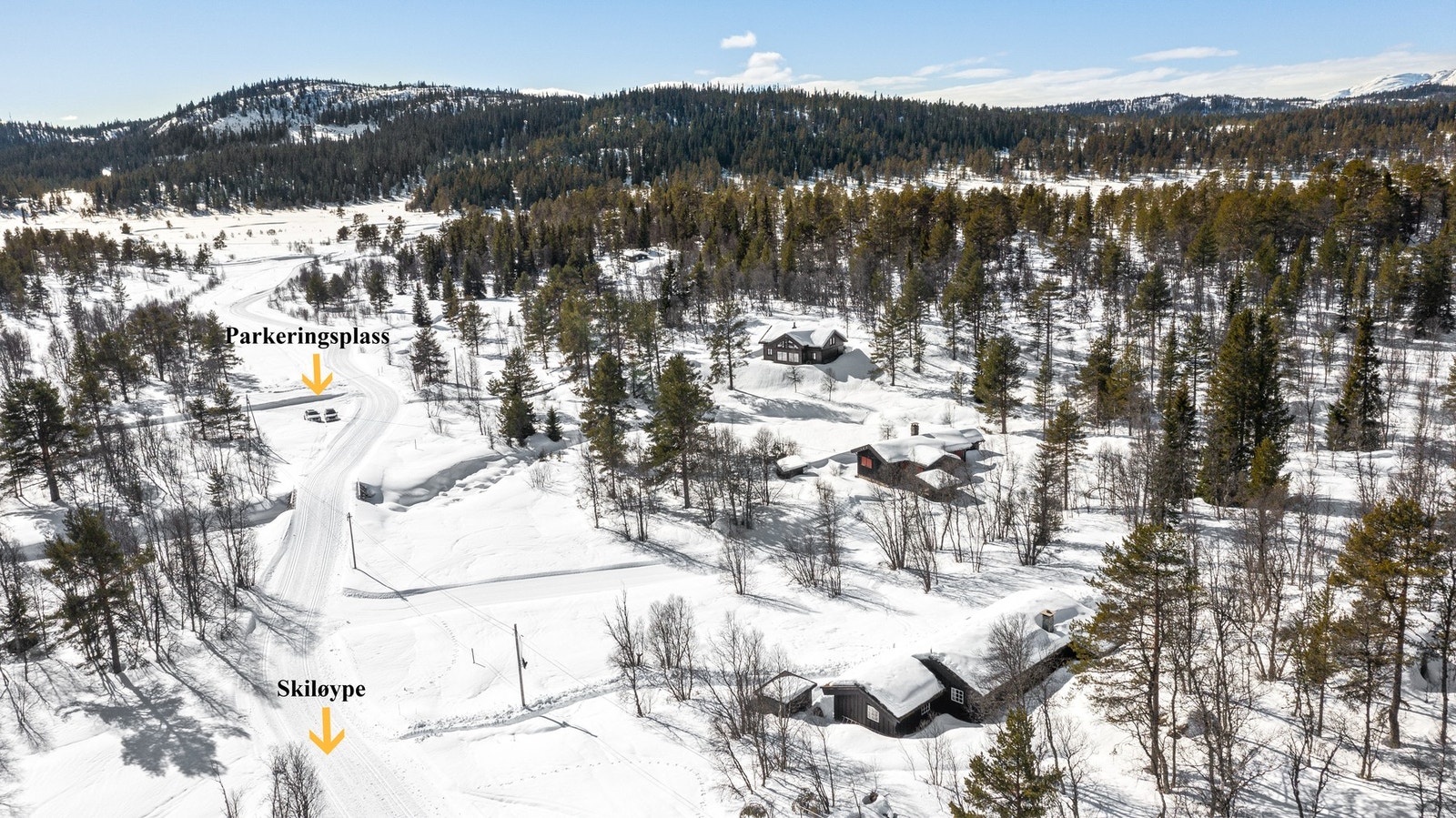 Eiendommen, skiløypa og parkeringsplassen tilhørende hytta. Fra brøytet parkeringsplass er det kun 100m gange via preparert løype, eller sti sommerstid Galleribilde