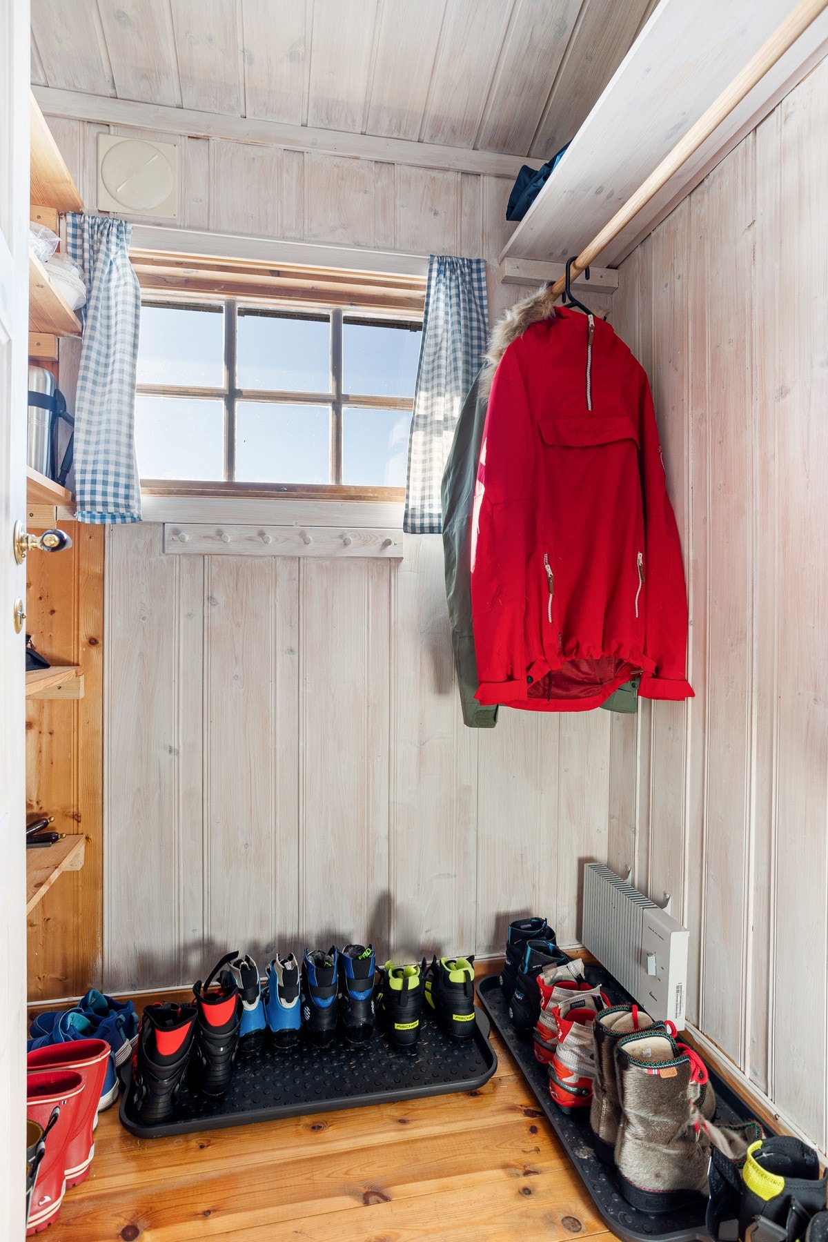 Praktisk garderoberom hvor man kan henge av seg skitøy og ytterklær Galleribilde