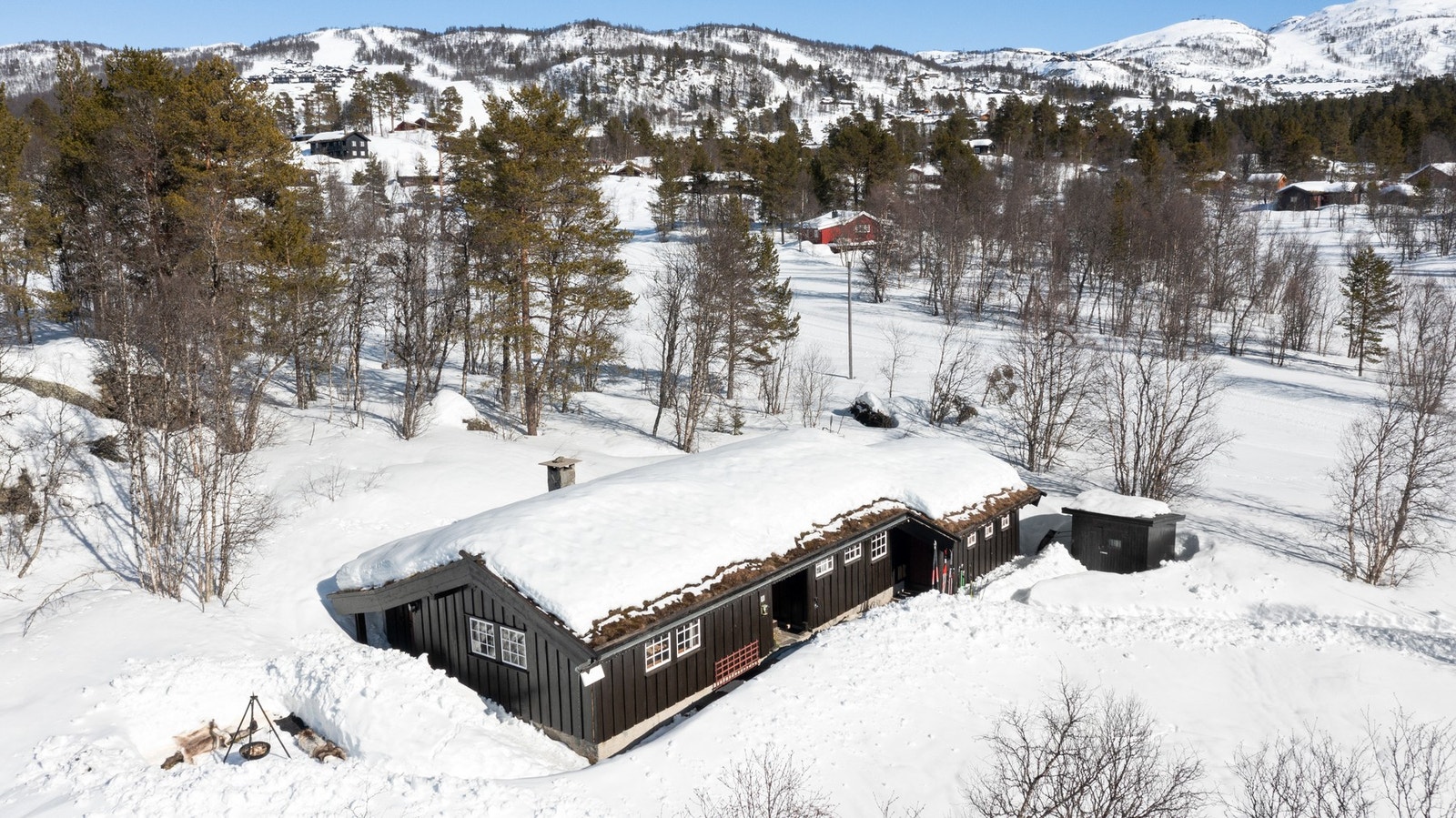 Privatmegleren har gleden av å presentere Rukkemo Aust 9 - En særdeles idyllisk og usjenert hytte rett ved skiløypa og kun 3 min til Rauland Skisenter! Galleribilde