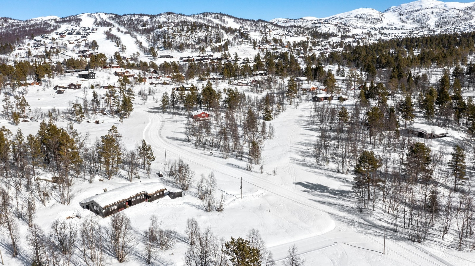 Solrik plassering med preparerte skiløyper rett utenfor. Herfra kan man koble seg på hele løypenettet på Rauland. I bakgrunn ser du Rauland Skisenter Galleribilde