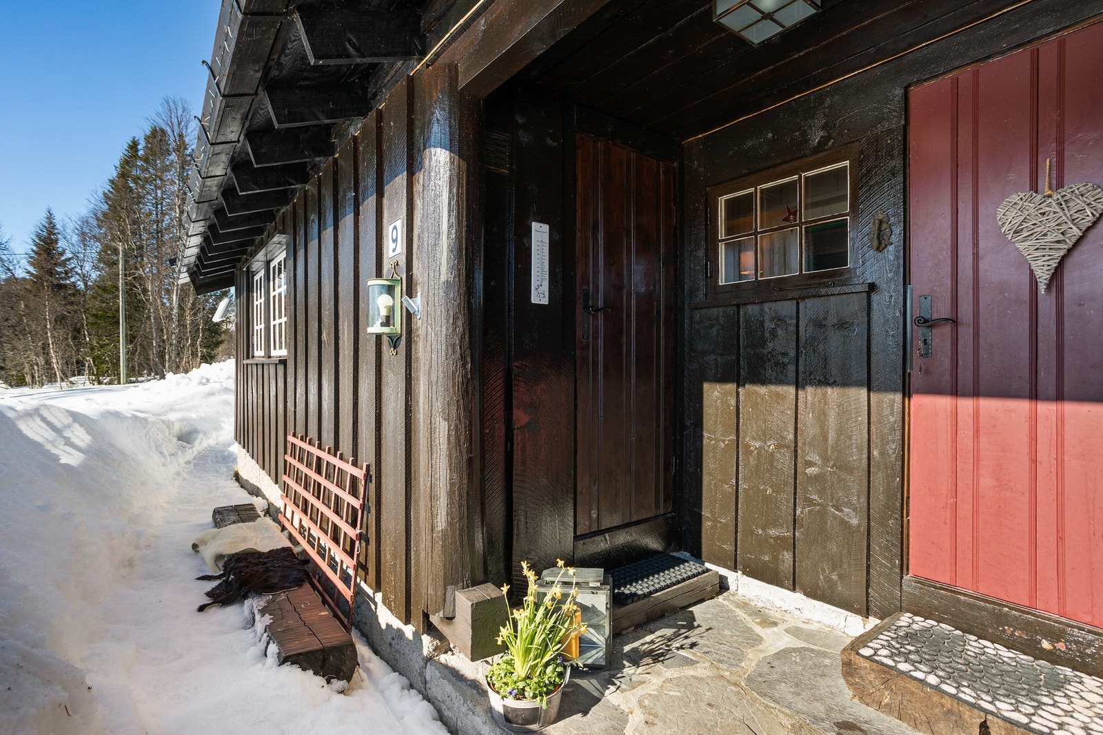 Overbygget inngangsparti. Fra inngangspartiet er det også adkomst til utvendig bod Galleribilde