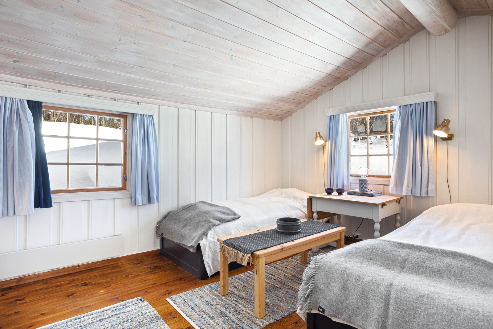 Her har man sofagruppe med sovesofa, tv og to enkeltsenger. Hytta har i tillegg et fjerde soverom som ikke er avbildet Galleribilde