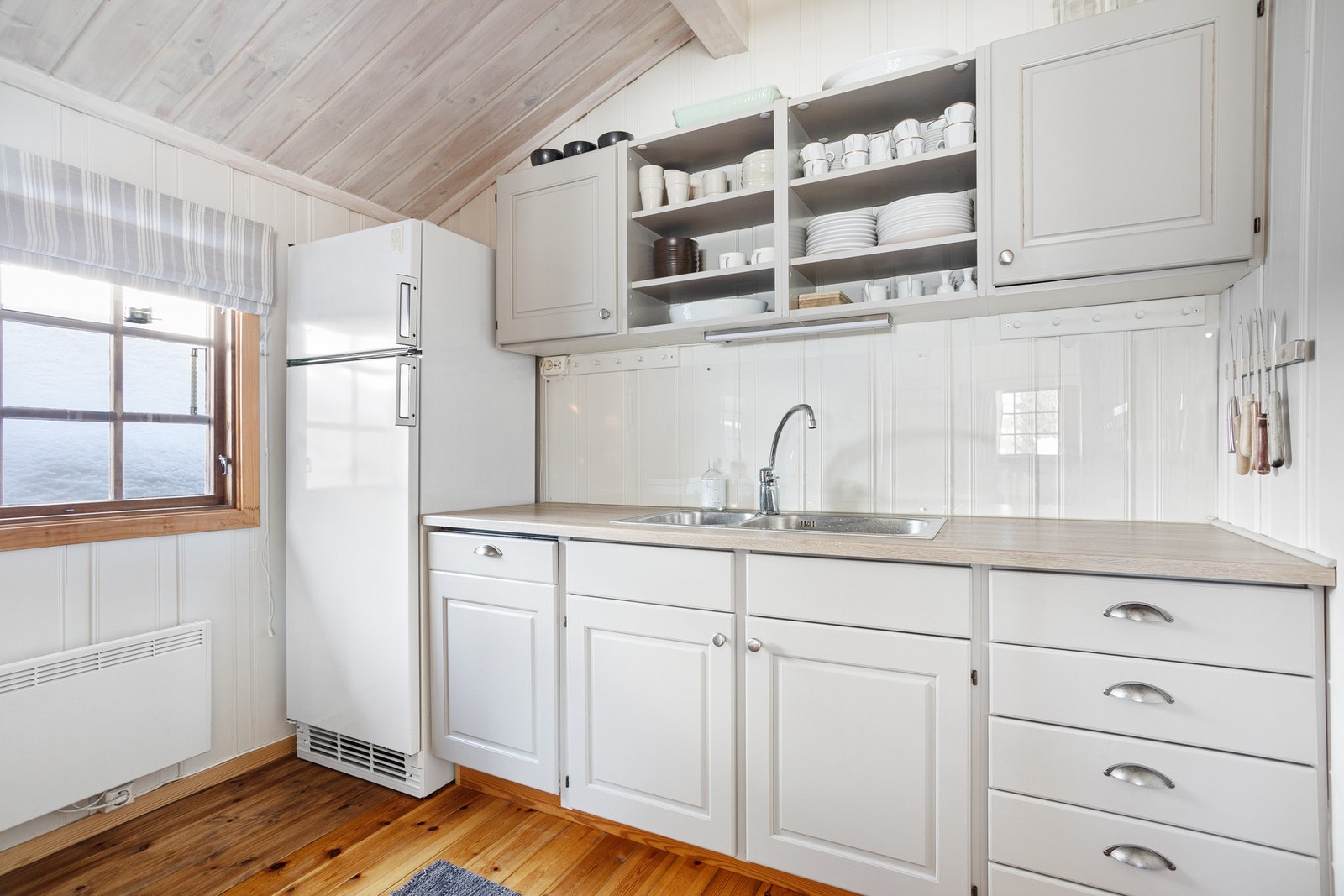 Nyere kjøkken med profilerte fronter. Kjøkkenet har god plass til oppbevaring i skuffer og skap Galleribilde