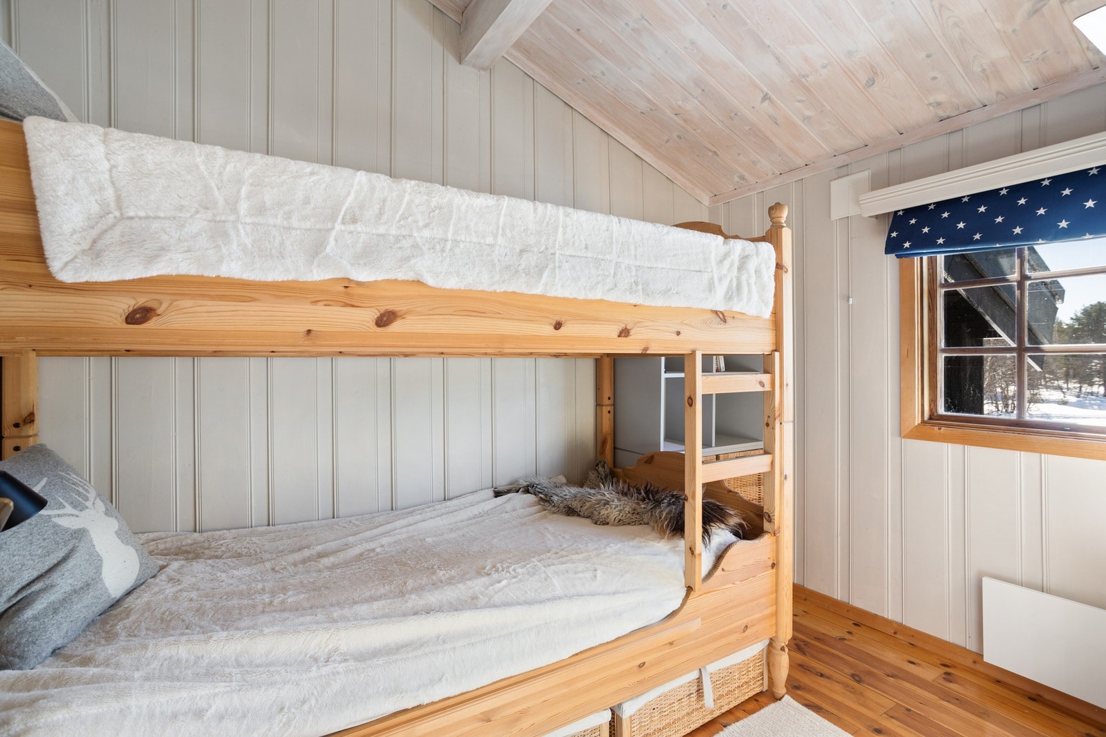 Soverom II innredet med køyeseng og oppbevaring for tøy Galleribilde