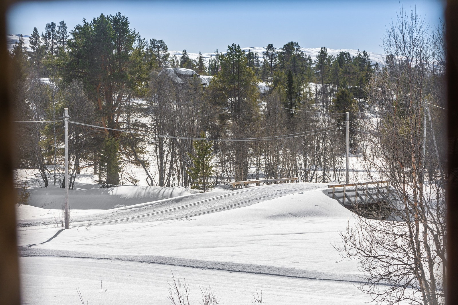 Fra hytta kan man følge med på aktiviteten i skiløypa. Skiløypa prepareres daglig med full skøytebredde og to doble, klassiske spor Galleribilde