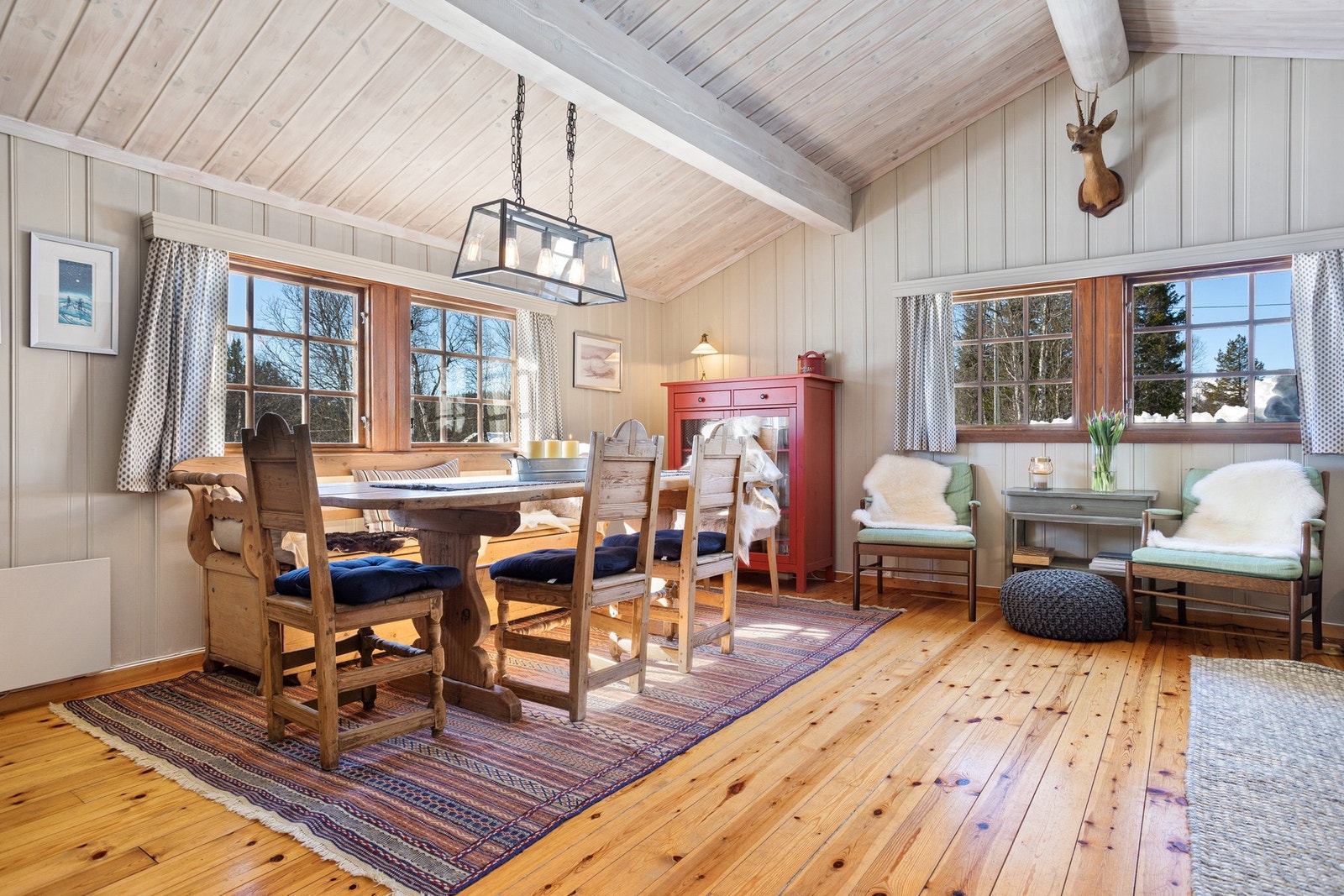 Ved spisestue er det god plass til å samle venner og familie. Her kan man samles for å nyte gode måltider og spille brettspill Galleribilde