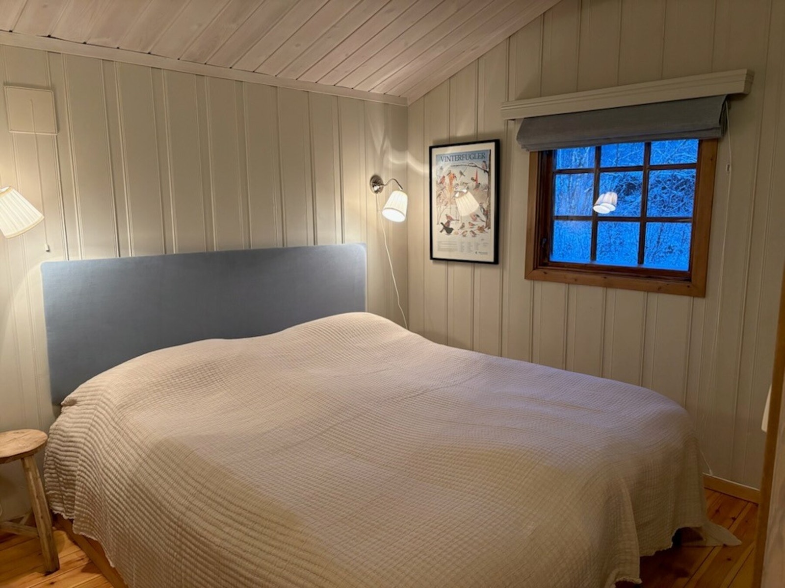 Det er totalt 4 soverom i hytta og 9 sengeplasser. Her er hovedsoverommet innredet med dobbeltseng, kommode og god veggplass til å sette opp garderobe/knagger til å henge av seg tøy Galleribilde