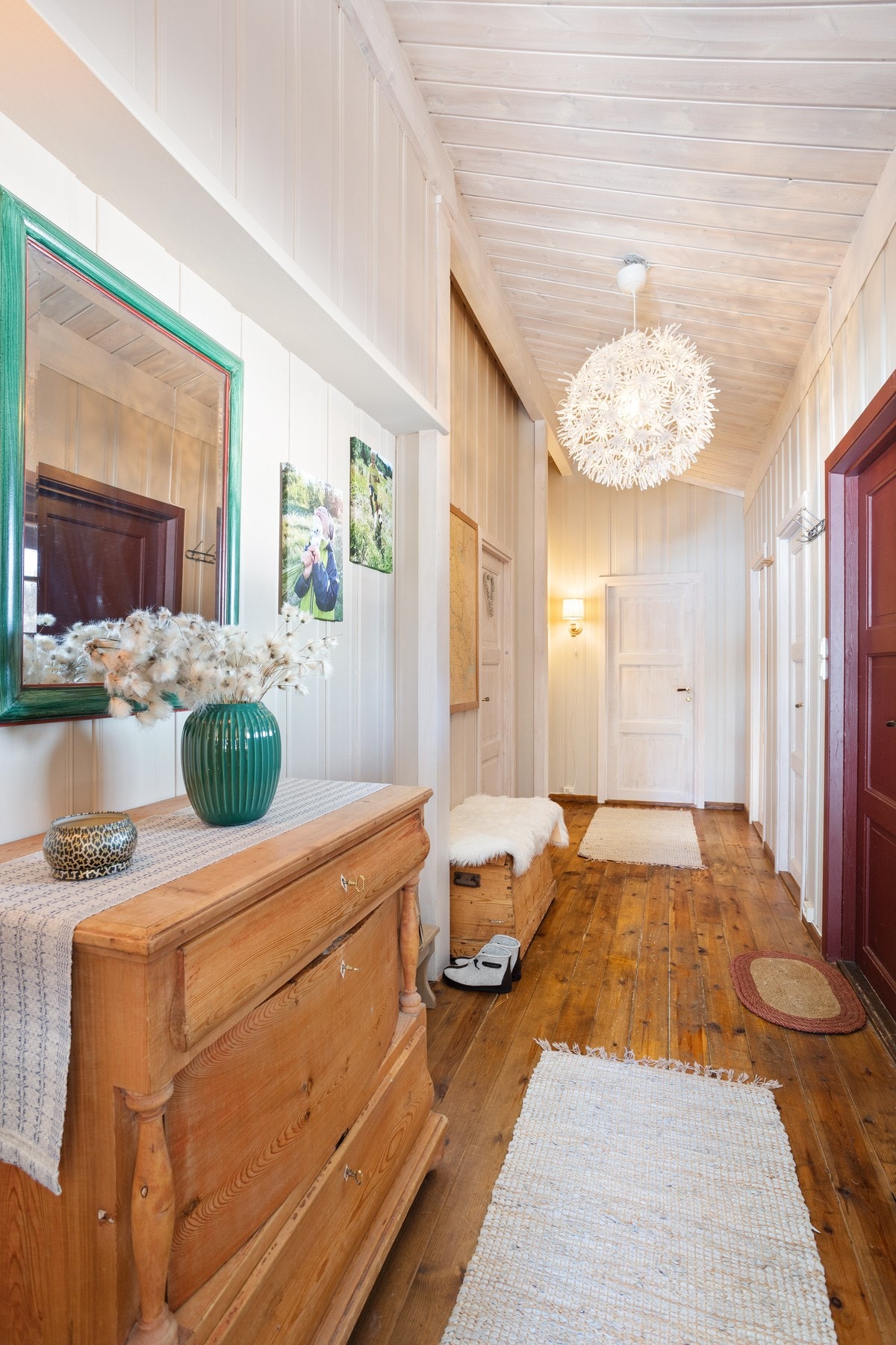 Lys og innbydende gang med god takhøyde. Fra gangen er det direkte adkomst til garderoberom Galleribilde