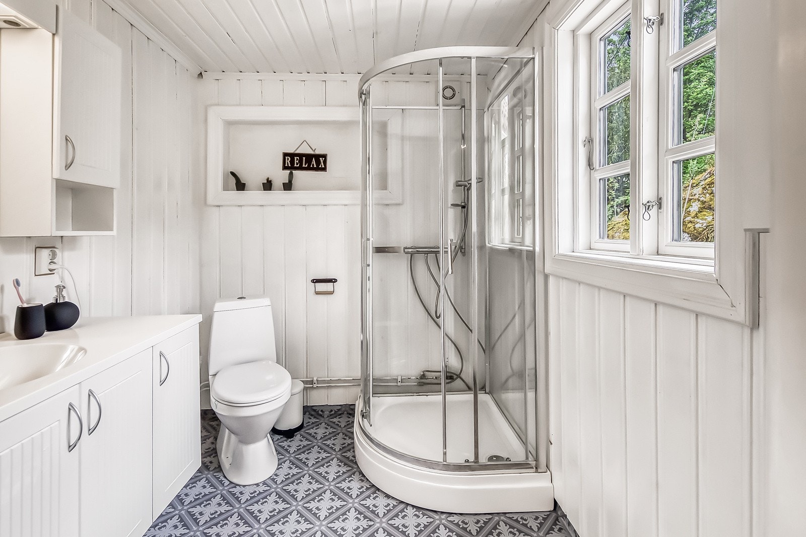 Bad i første etasje. Koselig med hvitmalt trepanel. Galleribilde