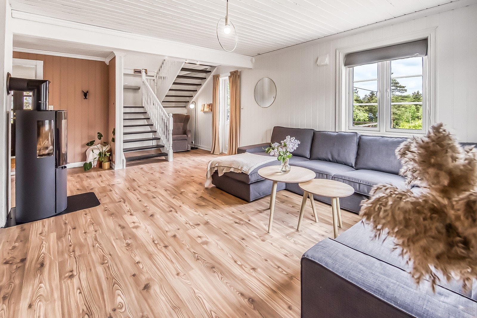 Stuen med koselig peisovn og utgang til stor terrasse. Galleribilde