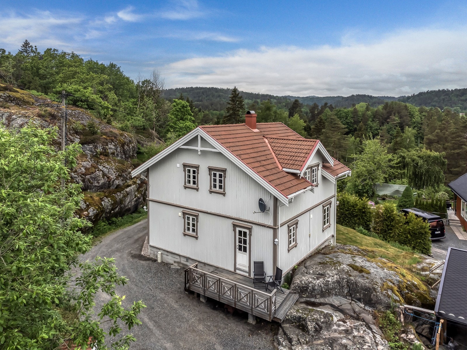 Sørvestlig vinkel av huset med dronefoto. Galleribilde