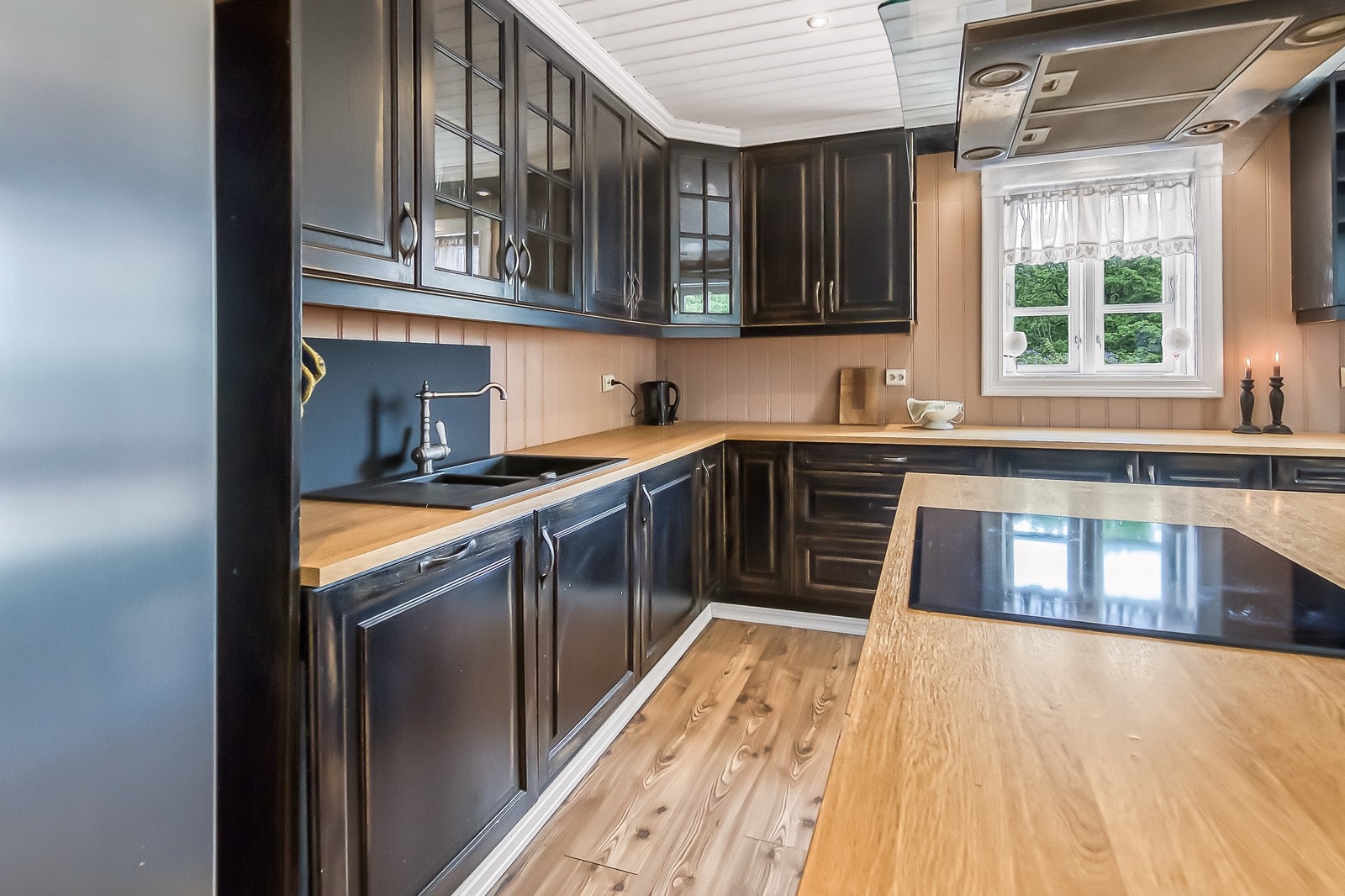 Stort kjøkken med mye skap og benkplass. Kokeøyen blir et naturlig samlingspunkt når maten tilberedes. Galleribilde