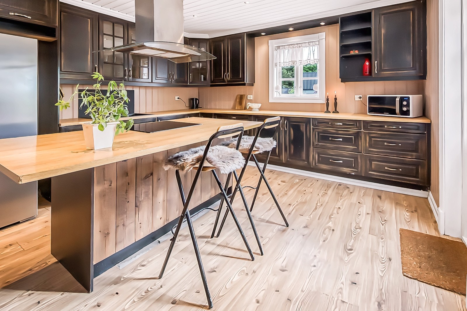 God plass til en stolrekke inntil kokeøyen. Galleribilde