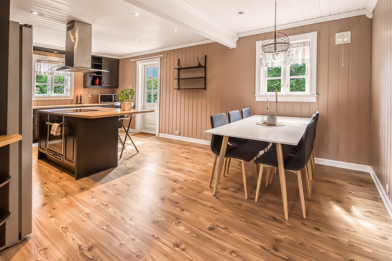 God plass til et stort spisebord hvor man kan dekke til for mange gjester. Galleribilde