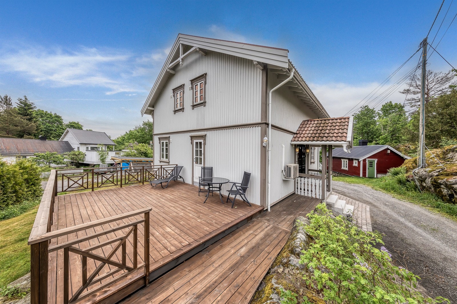 Stor terrasse med utgang fra stuen. Galleribilde