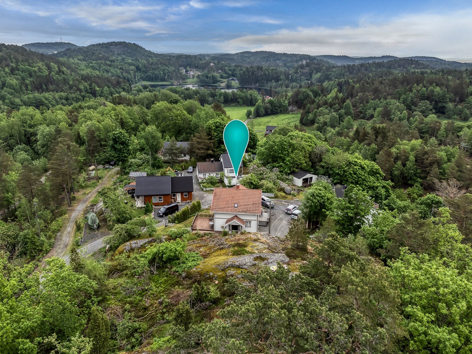 Landlige omgivelser med nærhet til små ferskvann, sjø, skoler og barnehage. Galleribilde