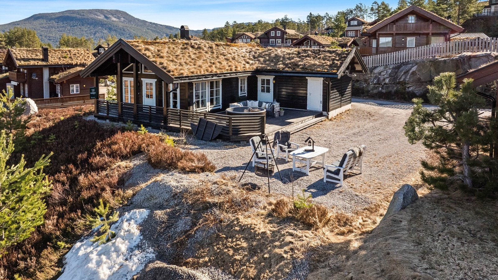 Eiertomt på 651,5 kvm. Tomten har gruset gårdsplass og ellers naturtomt. Galleribilde